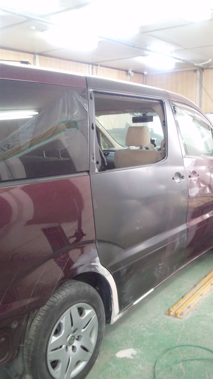 東京都立川市の車の板金塗装修理工場　ガレージローライドのトヨタ　アルファードの右側面の車両保険を使ったキズ　へこみ　の板金　修理　塗装　です。