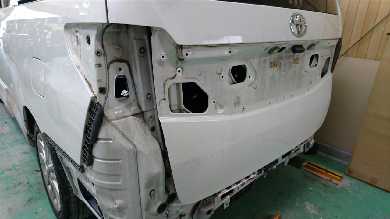 立川市の車の板金塗装修理工場　ガレージローライドのトヨタ　アルファードの左リヤフェンダ等のキズ　へこみ　の板金　修理　塗装　です。