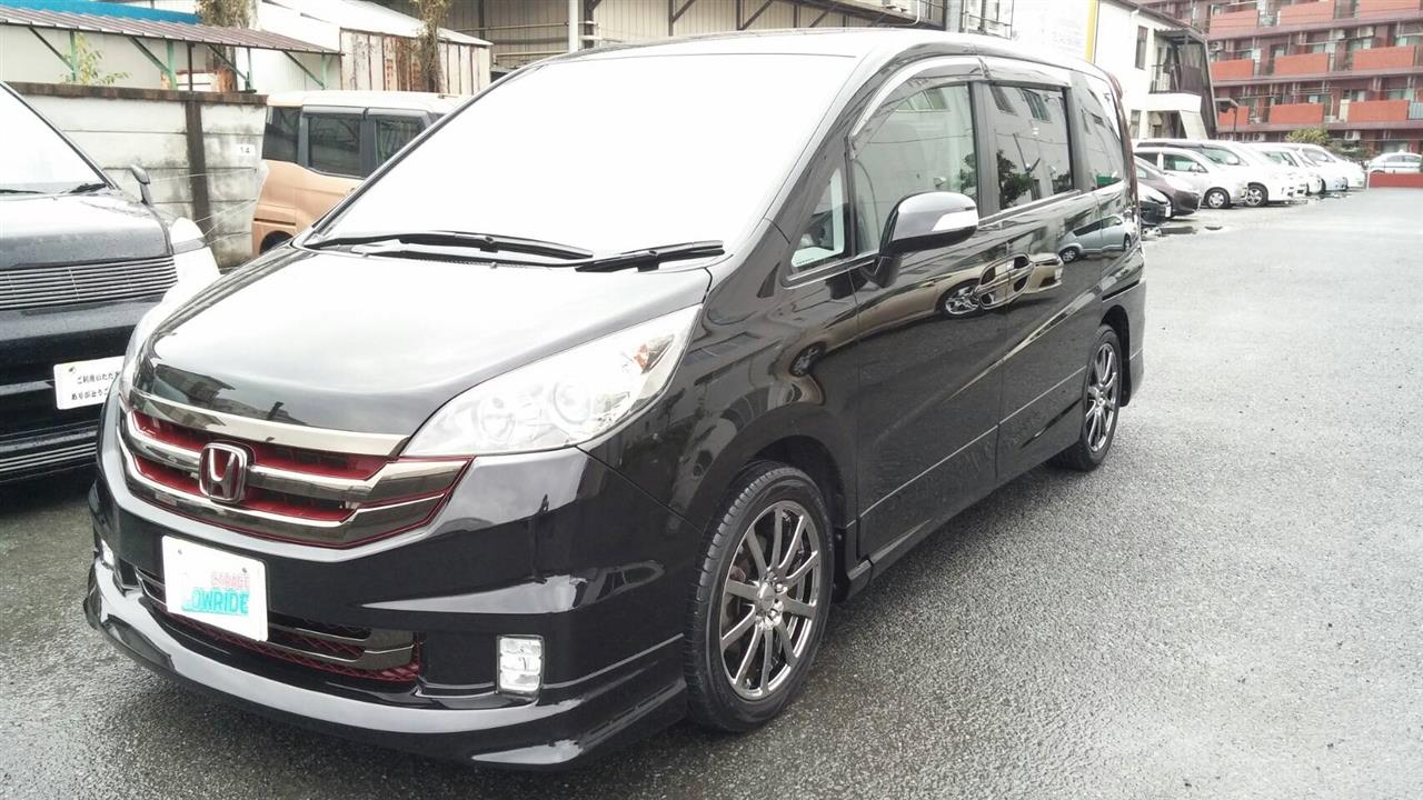 立川市の車の板金塗装修理工場　ガレージローライドのホンダ　ステップワゴンのカスタムペイント等です。