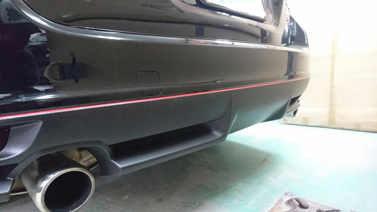 立川市の車の板金塗装修理工場　ガレージローライドのスバル　レヴォーグのSTIエアロパーツ塗装　取付等　です。
