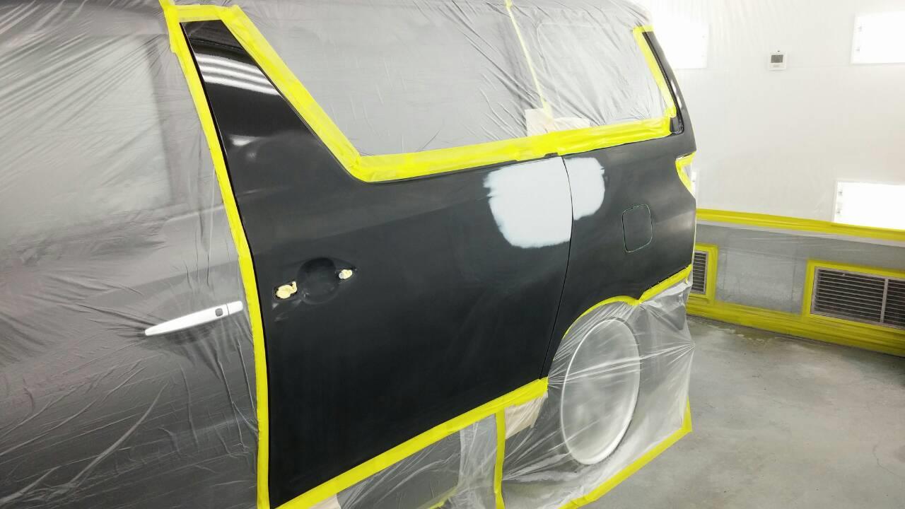 立川市の車の板金塗装修理工場　ガレージローライドのトヨタ　アルファードの左スライドドア・リヤフェンダのキズ　へこみ　の板金　修理　塗装　です。