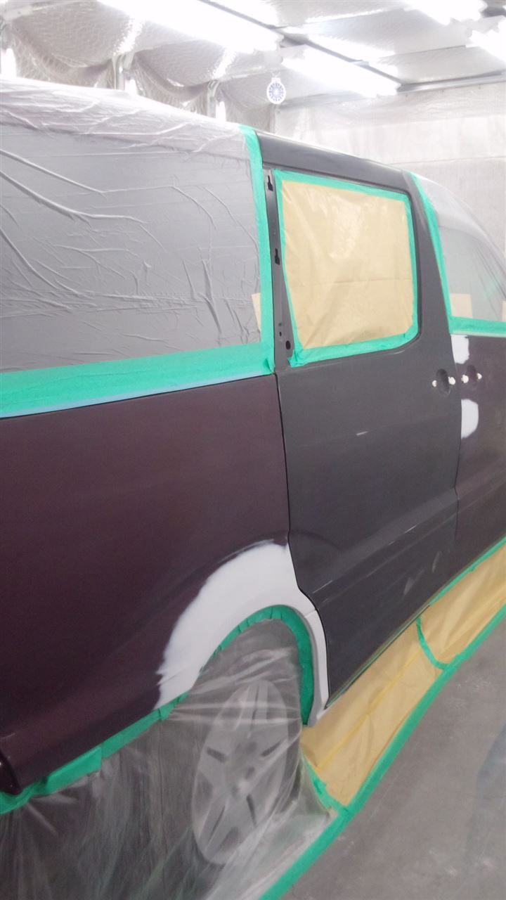 東京都立川市の車の板金塗装修理工場　ガレージローライドのトヨタ　アルファードの右側面の車両保険を使ったキズ　へこみ　の板金　修理　塗装　です。