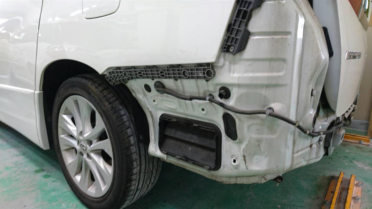 立川市の車の板金塗装修理工場　ガレージローライドのトヨタ　アルファードの左リヤフェンダ等のキズ　へこみ　の板金　修理　塗装　です。