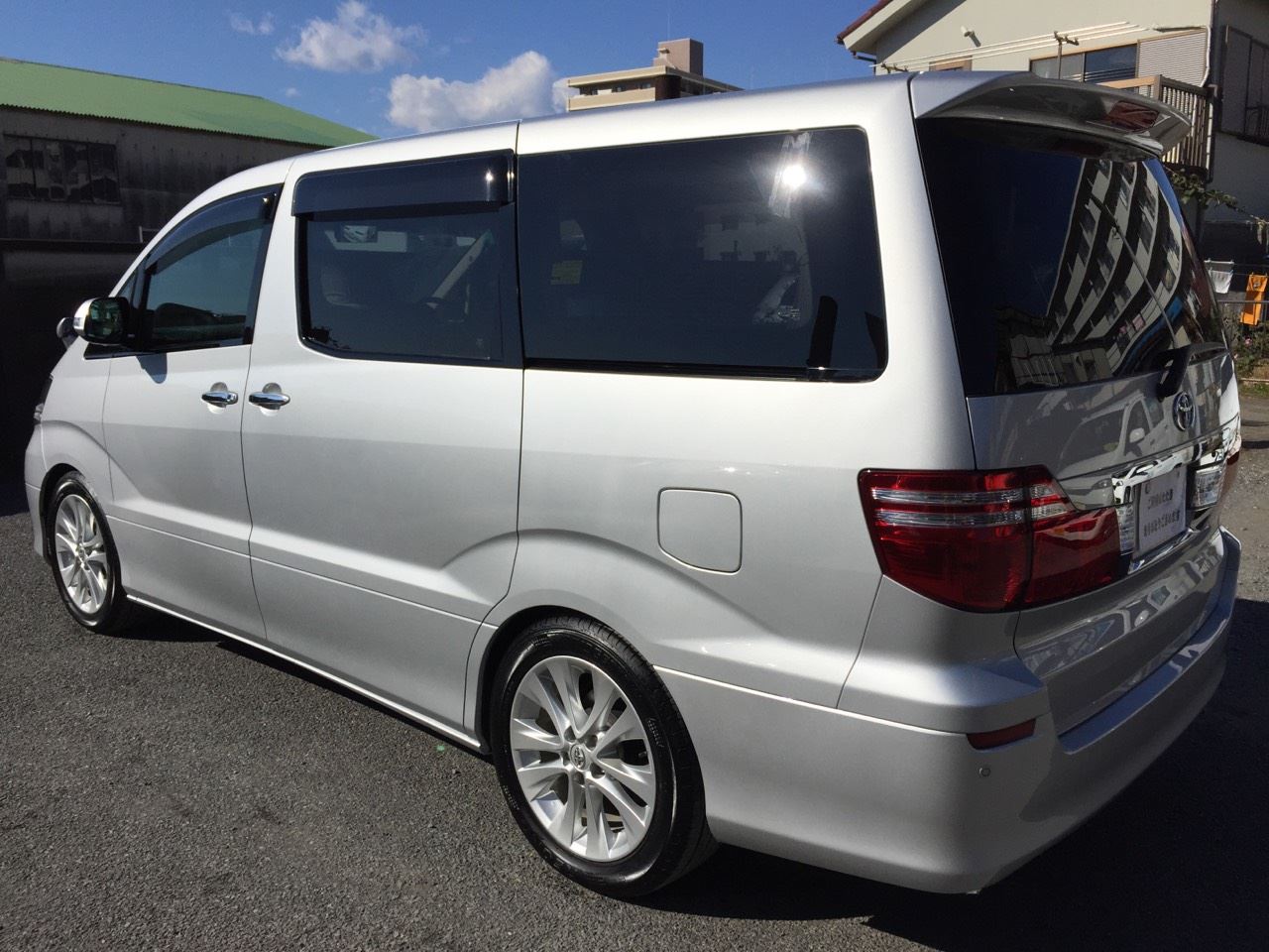 東京都立川市の車の板金塗装修理工場　ガレージローライドのトヨタ　アルファードの左側面のキズ　へこみ　の板金　修理　塗装　です。