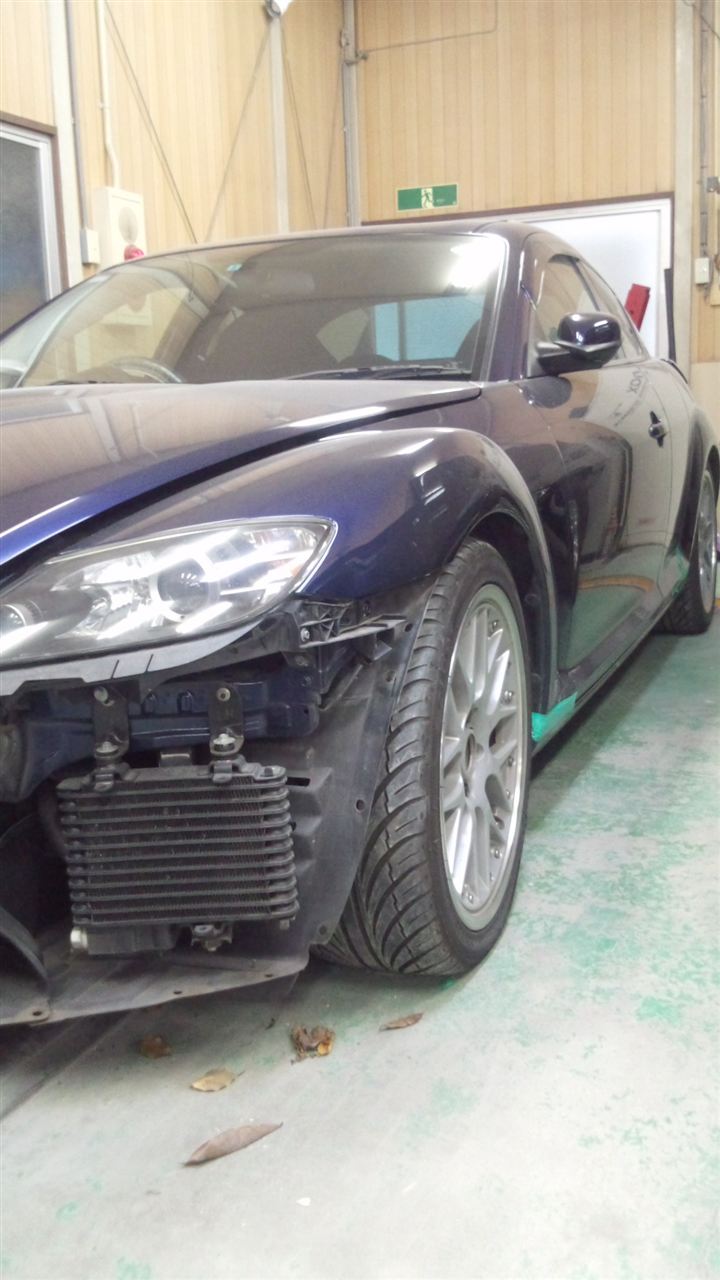 東京都立川市の車の板金塗装修理工場　ガレージローライドのマツダ　RX-8のエアロパーツ　フロントバンパーのキズ　へこみ　の板金　修理　塗装　です。
