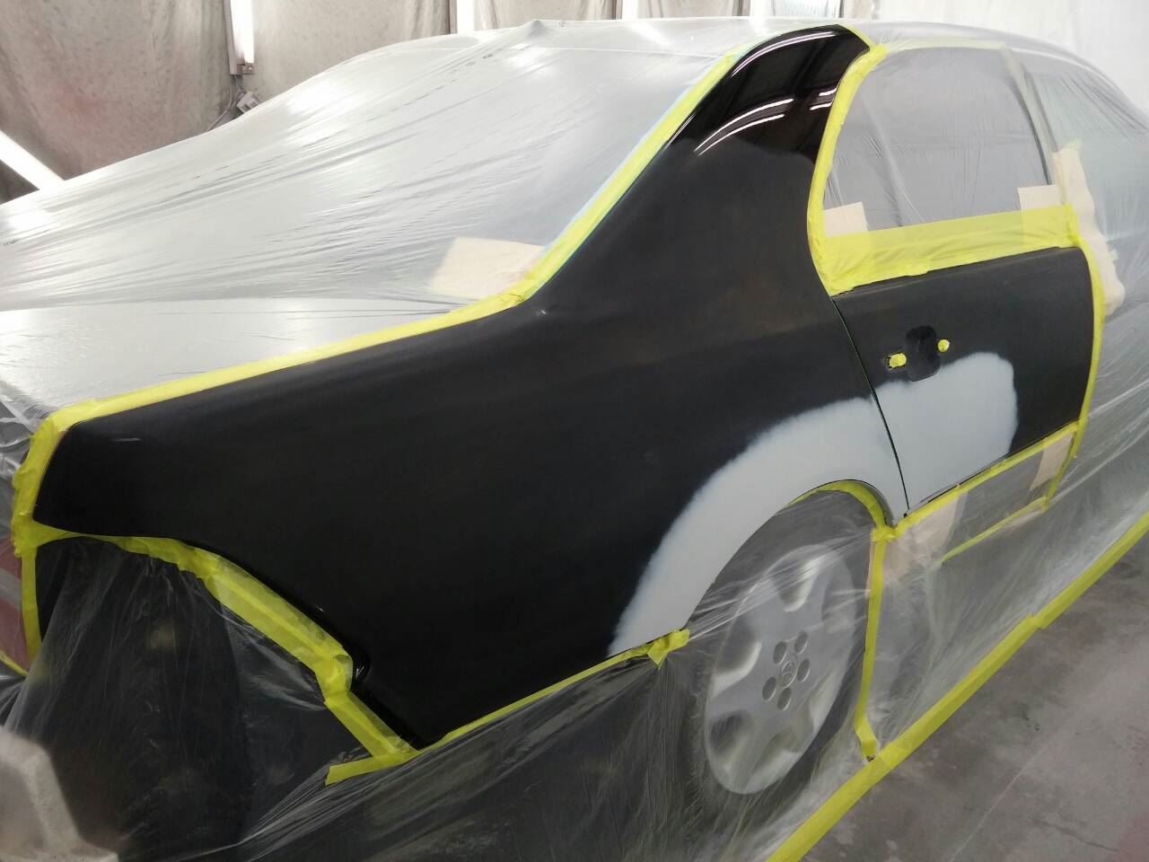 東京都立川市の車の板金塗装修理工場　ガレージローライドのトヨタ　セルシオの右リヤ部のキズ　へこみ　の板金　修理　塗装　です。