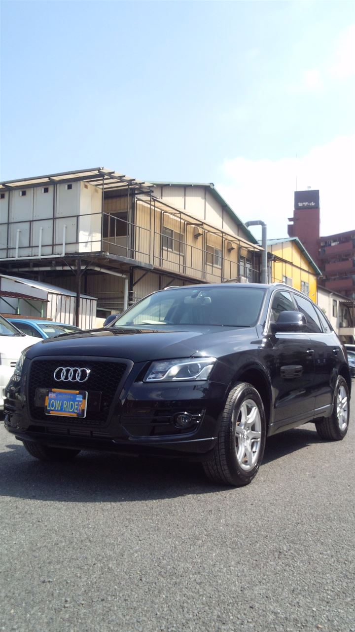 東京都立川市の車の板金塗装修理工場　ガレージローライドのアウディQ５の右前部のキズ　へこみ　の板金　修理　塗装　です。