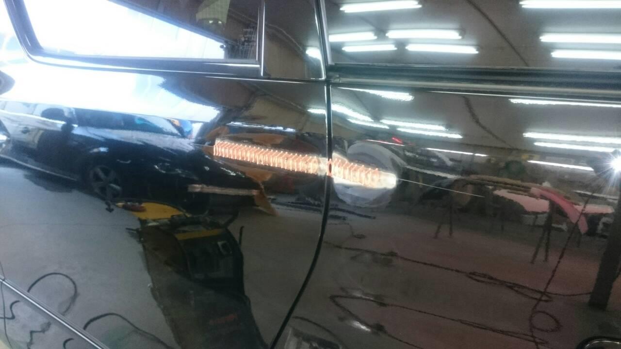 立川市の車の板金塗装修理工場　ガレージローライドのトヨタ　アルファードの左スライドドア・リヤフェンダのキズ　へこみ　の板金　修理　塗装　です。