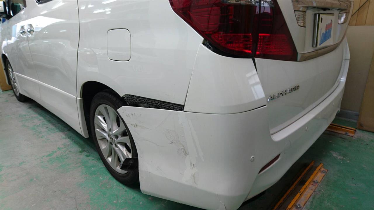 立川市の車の板金塗装修理工場　ガレージローライドのトヨタ　アルファードの左リヤフェンダ等のキズ　へこみ　の板金　修理　塗装　です。