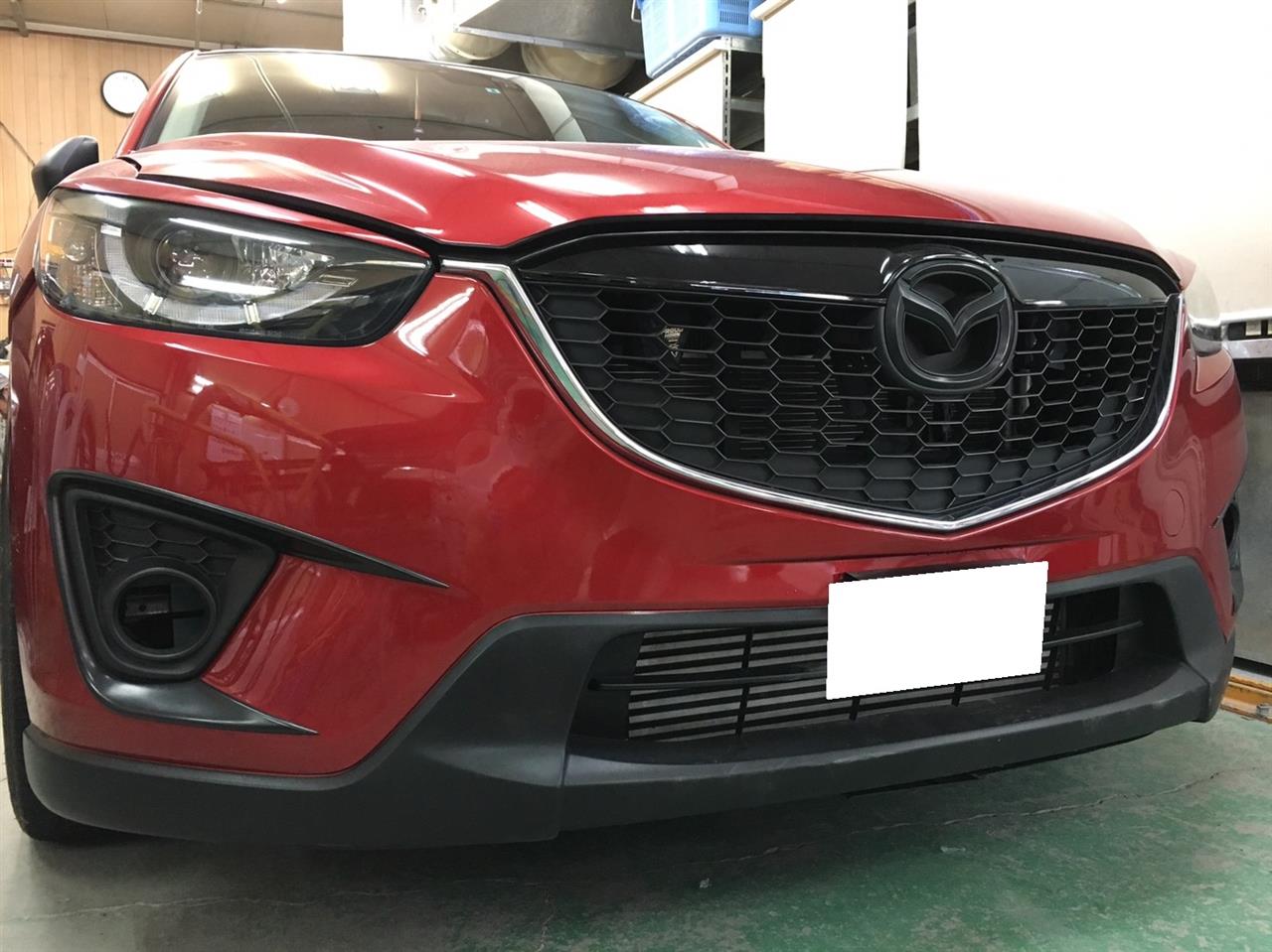 立川市の車の板金塗装修理工場　ガレージローライドのマツダ　CX-5（ソウルレッドプレミアムメタリック　41V）のナイトスポーツ製　FRP　フロントバンパ塗装　取付　です。