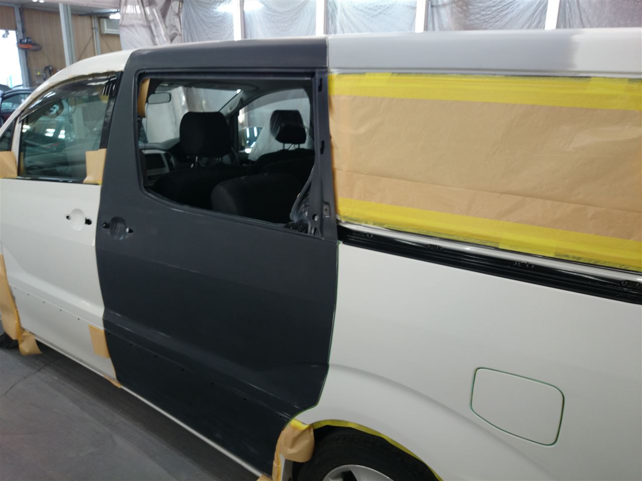 東京都立川市の車の板金塗装修理工場　ガレージローライドのトヨタ　アルファードの左側面のキズ　へこみ　の板金　修理　塗装　です。