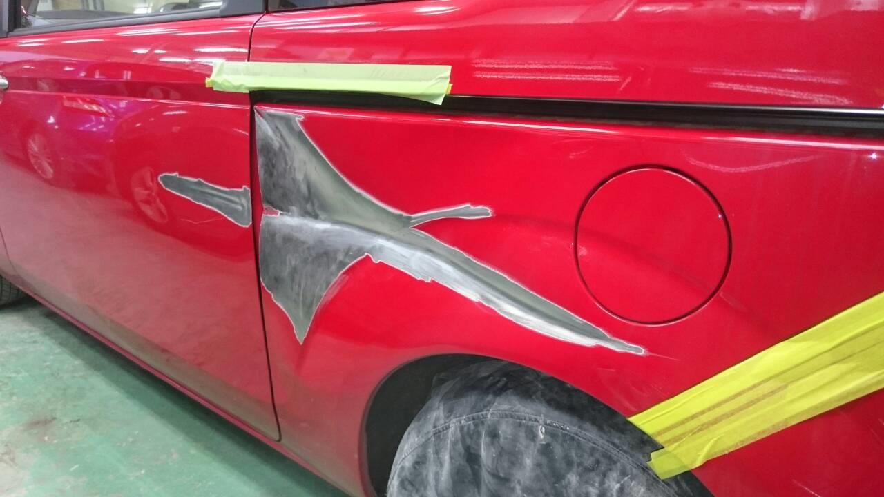 東京都立川市の車の板金塗装修理工場　ガレージローライドのトヨタ　スペイドの左側面のキズ　へこみ　の板金　修理　塗装　です。