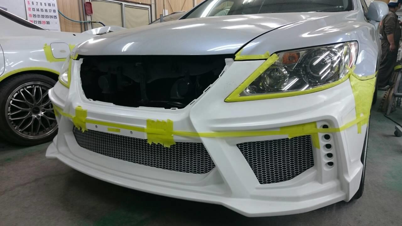 東京都立川市の車の板金塗装修理工場　ガレージローライドのトヨタ　レクサスLSのエアロパーツ塗装　取付　です。