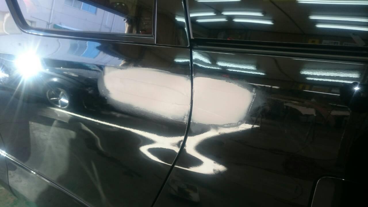 立川市の車の板金塗装修理工場　ガレージローライドのトヨタ　アルファードの左スライドドア・リヤフェンダのキズ　へこみ　の板金　修理　塗装　です。