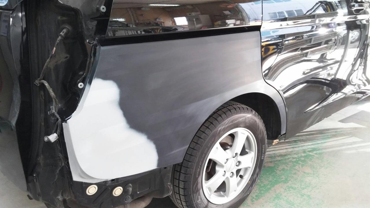 立川市の車の板金塗装修理工場　ガレージローライドのホンダ　ステップワゴンの右リヤフェンダ等のキズ　へこみ　の板金　修理　塗装　です。