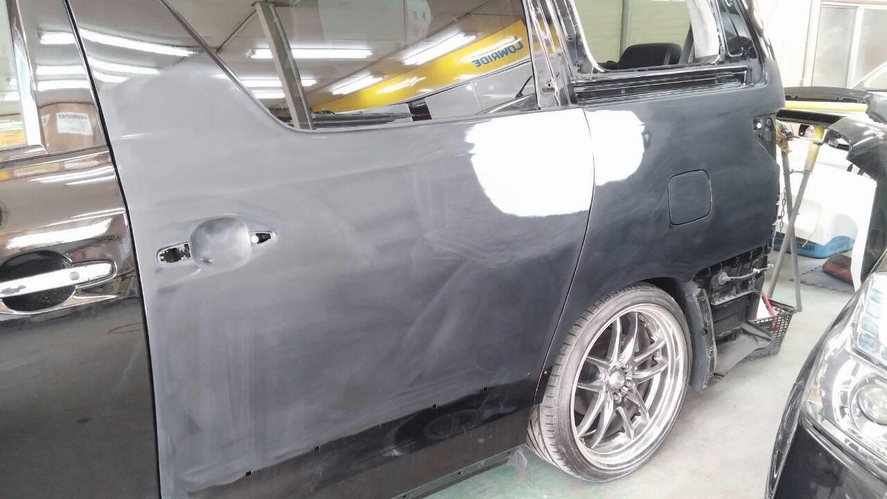 立川市の車の板金塗装修理工場　ガレージローライドのトヨタ　アルファードの左スライドドア・リヤフェンダのキズ　へこみ　の板金　修理　塗装　です。