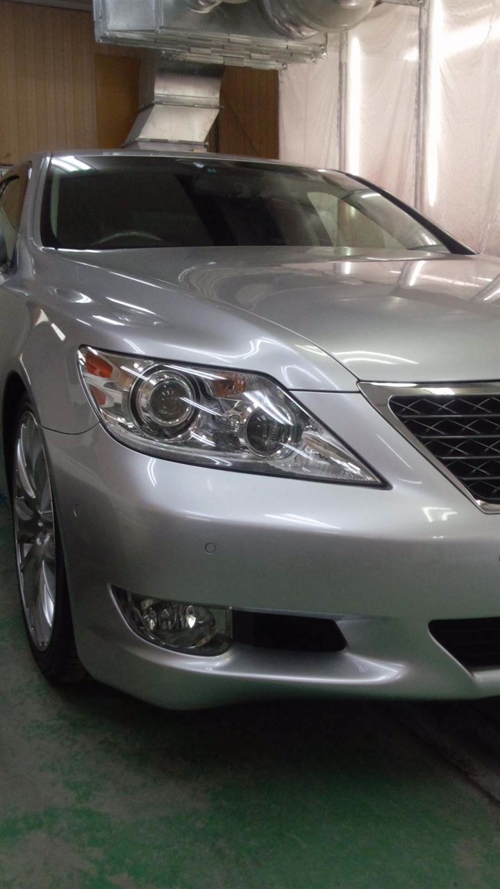 東京都立川市の車の板金塗装修理工場　ガレージローライドのトヨタ　レクサス　LS460のエアロパーツ塗装　取り付け　です。