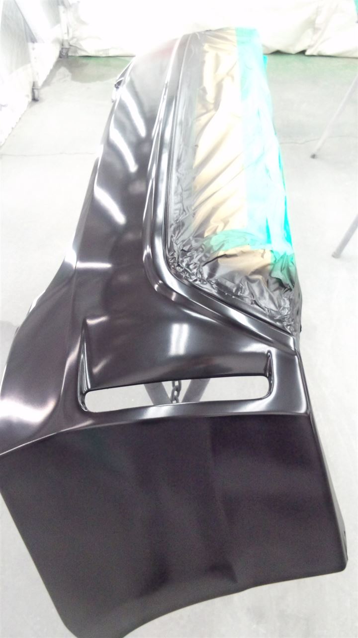 東京都立川市の車の板金塗装修理工場　ガレージローライドのトヨタ　プリウスのリヤバンパー交換　エアロパーツ　塗装　取り付け　です。