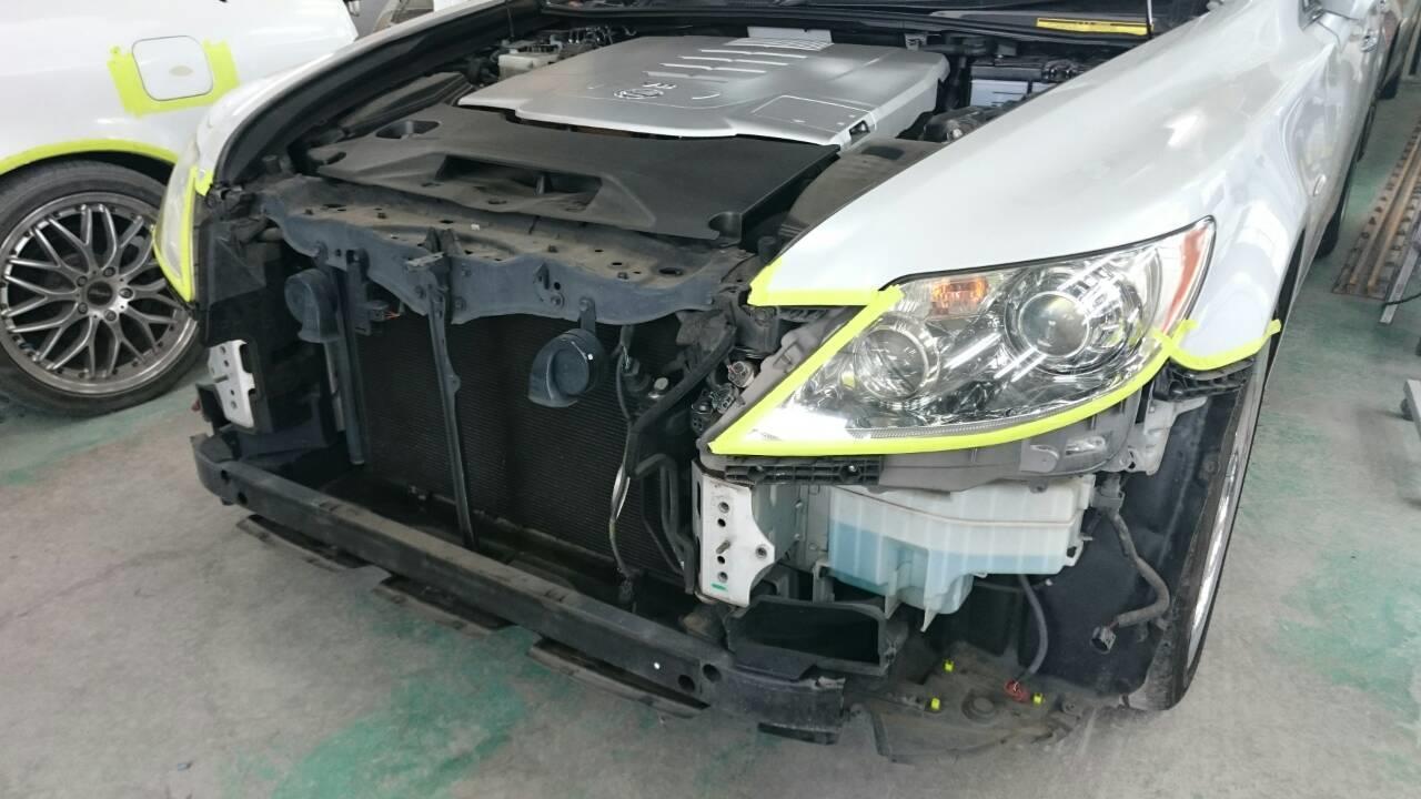 東京都立川市の車の板金塗装修理工場　ガレージローライドのトヨタ　レクサスLSのエアロパーツ塗装　取付　です。