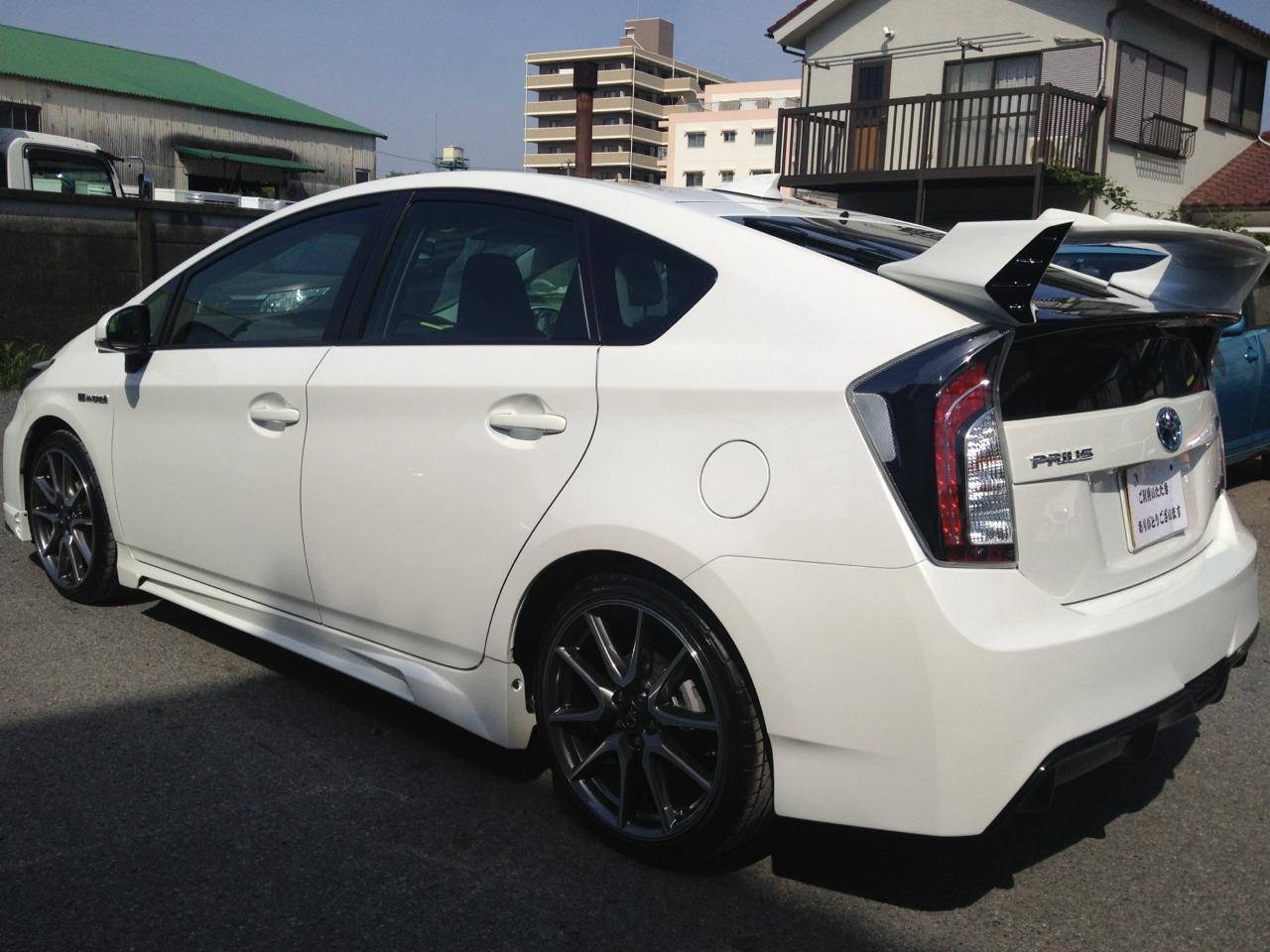 東京都立川市の車の板金塗装修理工場　ガレージローライドのトヨタ　プリウスG'sのエアロパーツ塗装　取付　です。