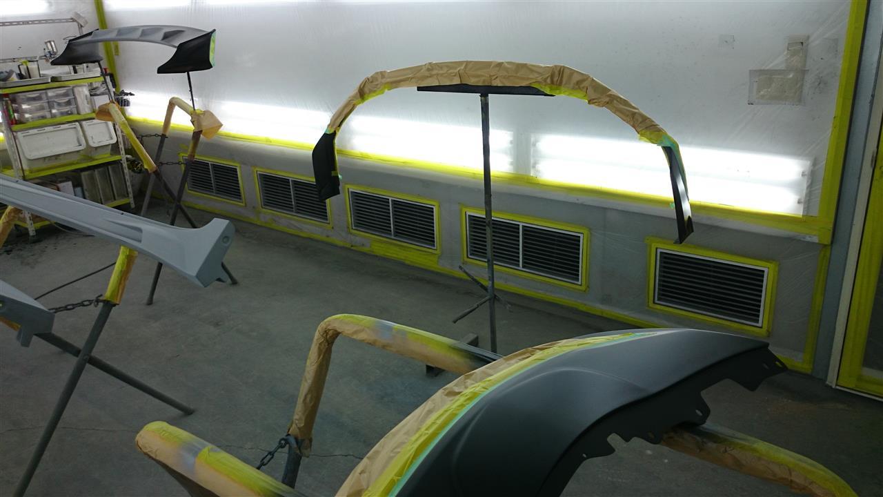 東京都立川市の車の板金塗装修理工場　ガレージローライドのトヨタ　プリウスG'sのエアロパーツ塗装　取付　です。