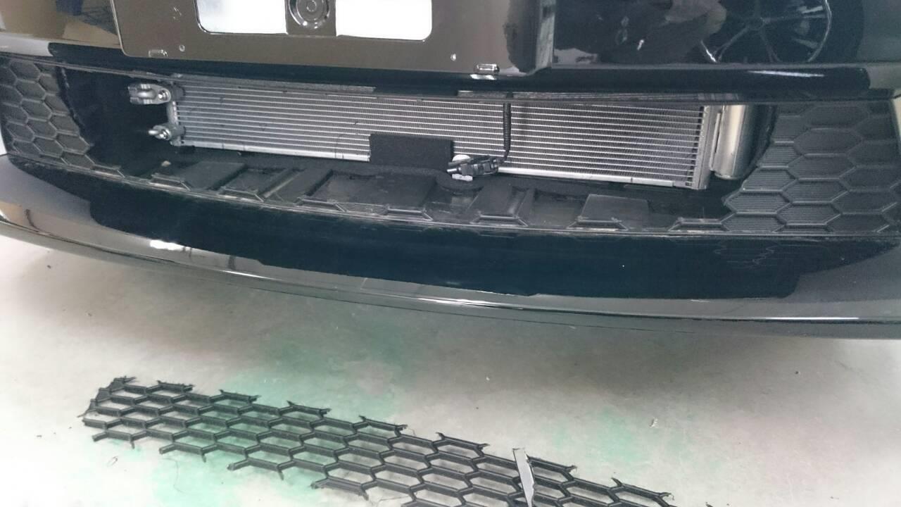東京都立川市の車の板金塗装修理工場　ガレージローライドのトヨタ　プリウスG'sのエアロパーツ塗装　取付　です。