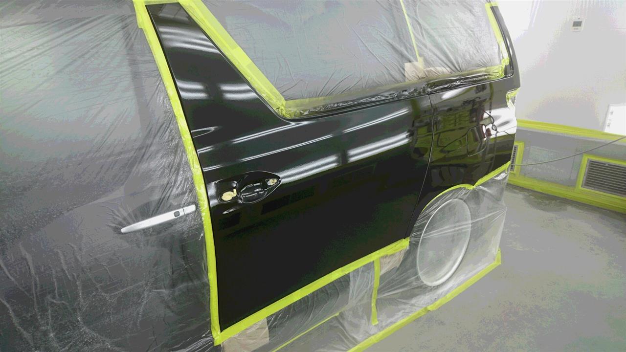 立川市の車の板金塗装修理工場　ガレージローライドのトヨタ　アルファードの左スライドドア・リヤフェンダのキズ　へこみ　の板金　修理　塗装　です。