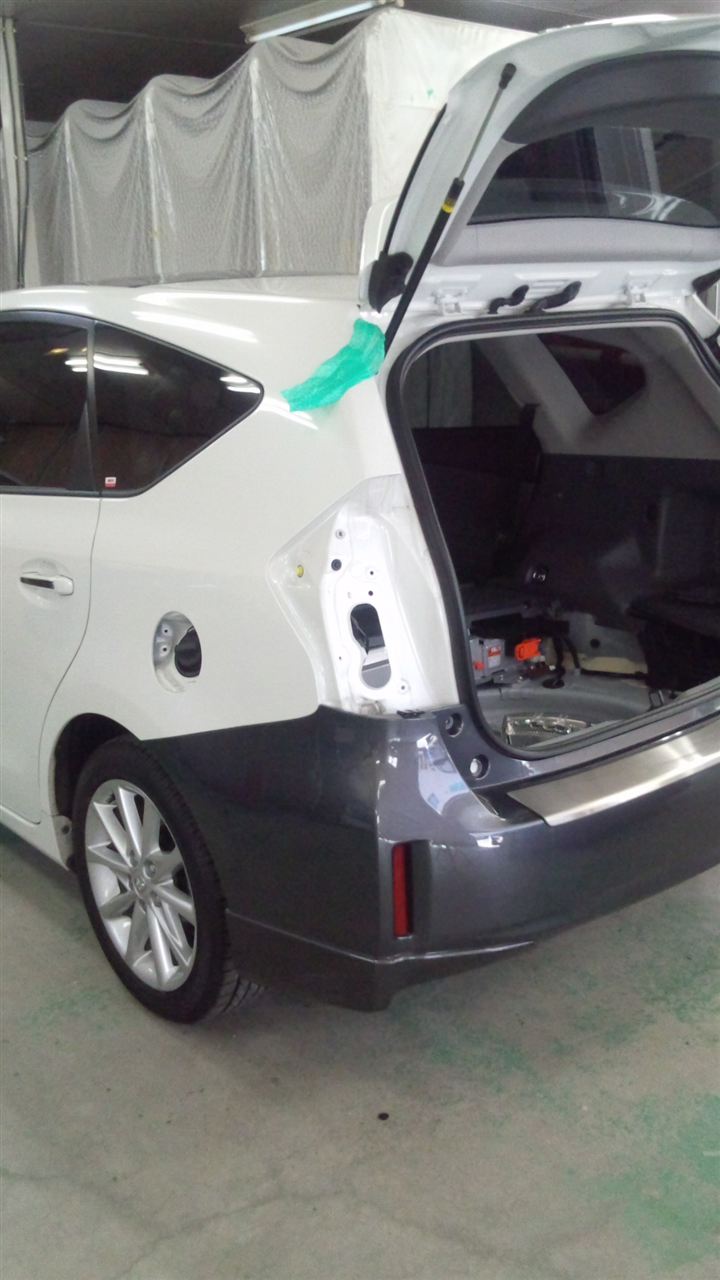 東京都立川市の車の板金塗装修理工場　ガレージローライドのトヨタ　プリウスαのリヤバンパー　リヤフェンダーのキズ　へこみ　の板金　修理　塗装　です。