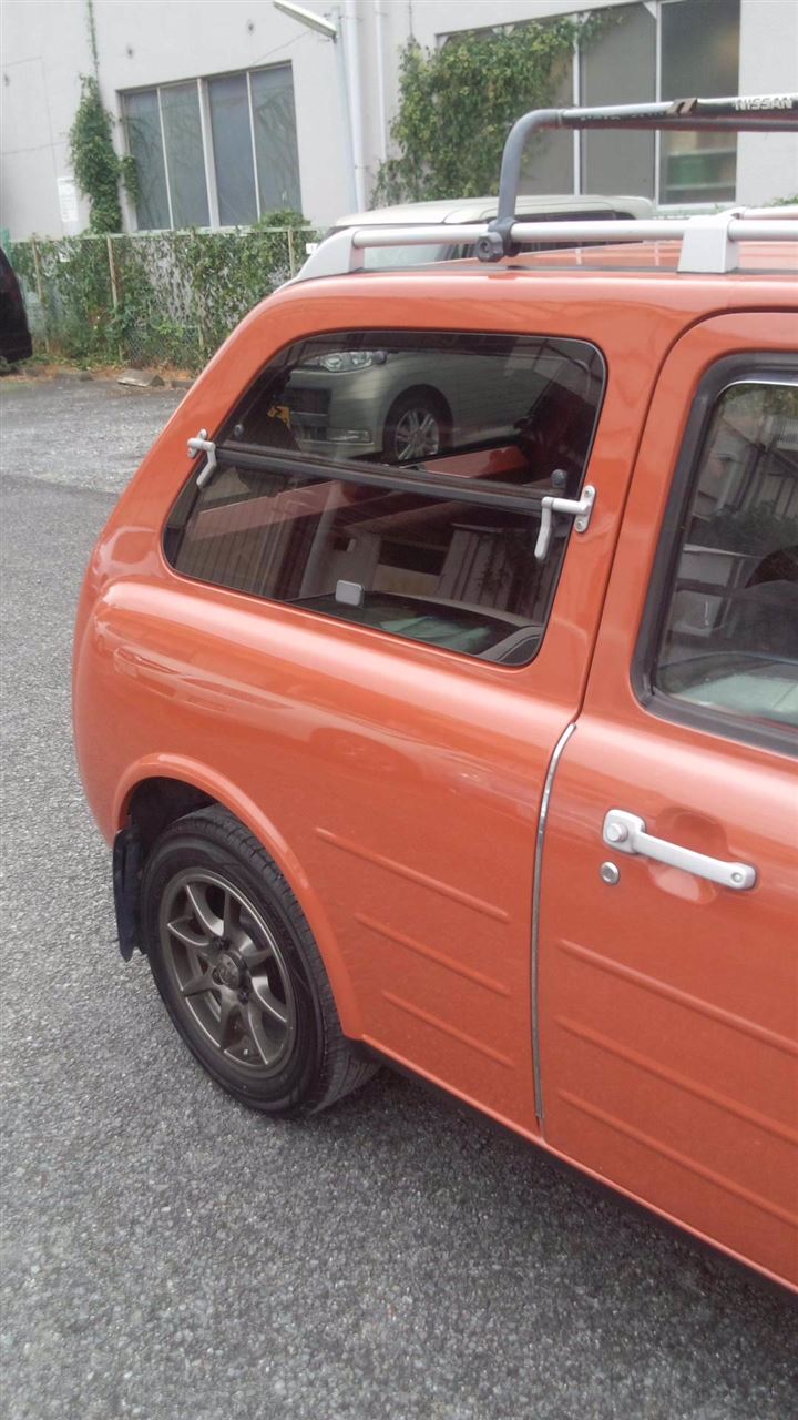 東京都立川市の車の板金塗装修理工場　ガレージローライドの日産　パオの右リヤフェンダーのキズ　へこみ　の板金　修理　塗装　です。