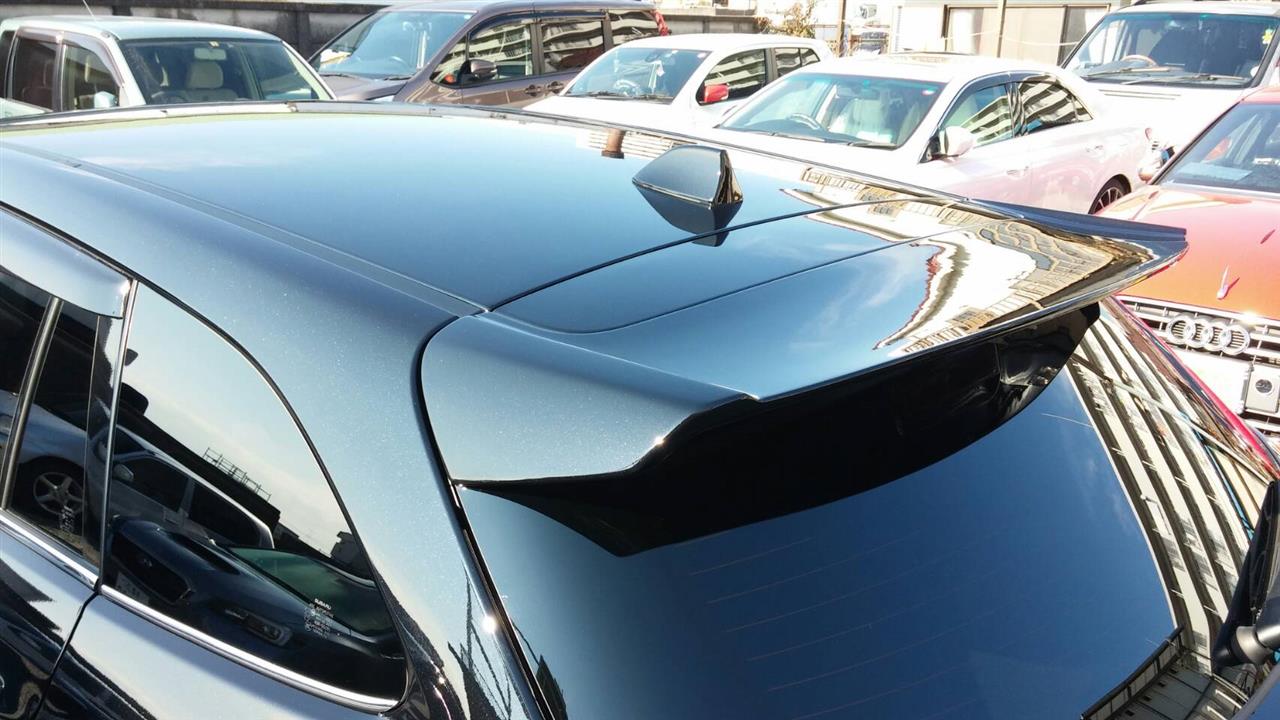 立川市の車の板金塗装修理工場　ガレージローライドのスバル　レヴォーグのSTIエアロパーツ塗装　取付等　です。
