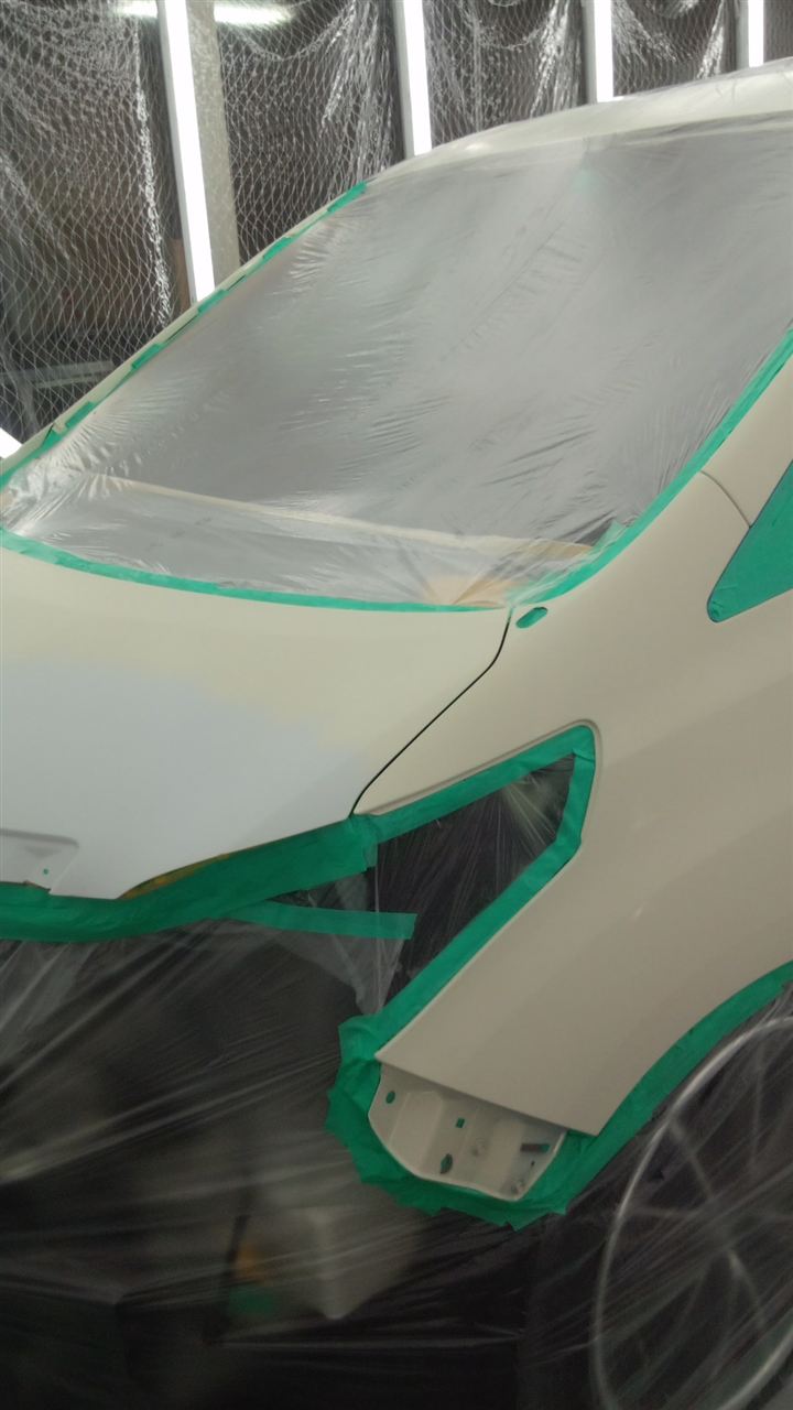 東京都立川市の車の板金塗装修理工場　ガレージローライドのトヨタ　アルファードの前まわりの飛び石キズの車両保険を使った　板金　修理　塗装　です。