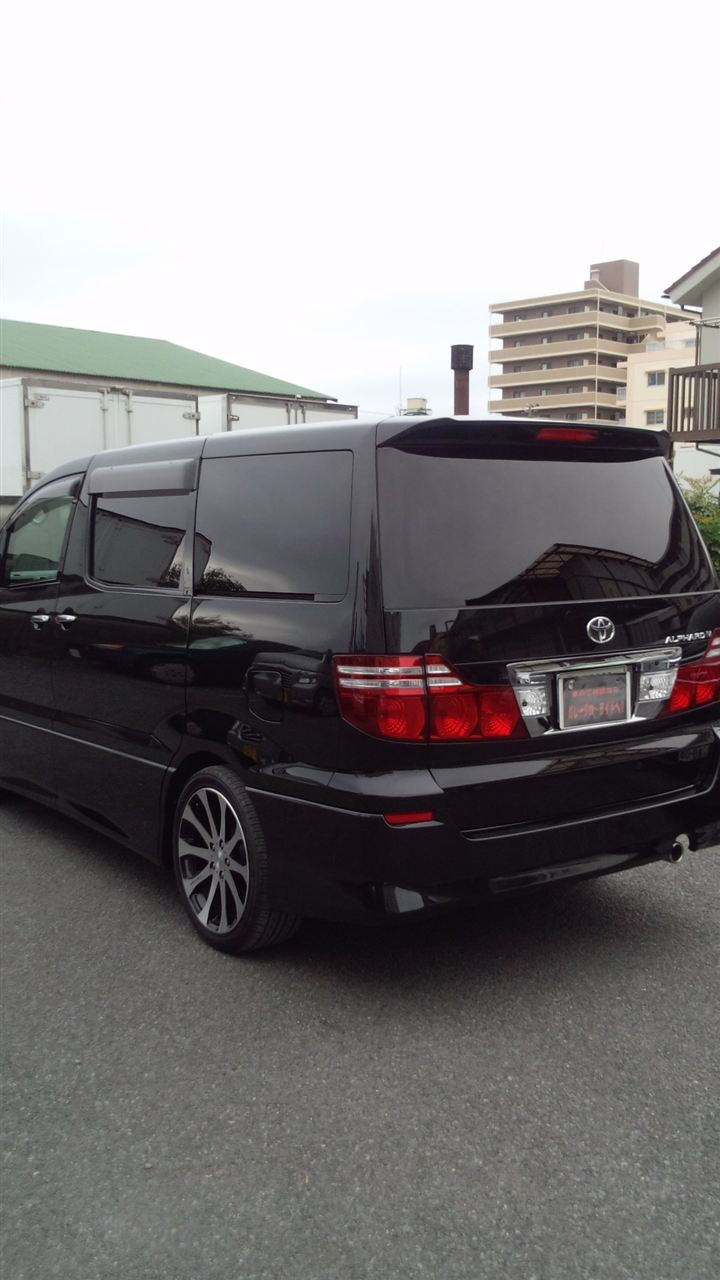 東京都立川市の車の板金塗装修理工場　ガレージローライドのトヨタ　アルファードのボディー磨き＆ウェルムガラスコート　です。