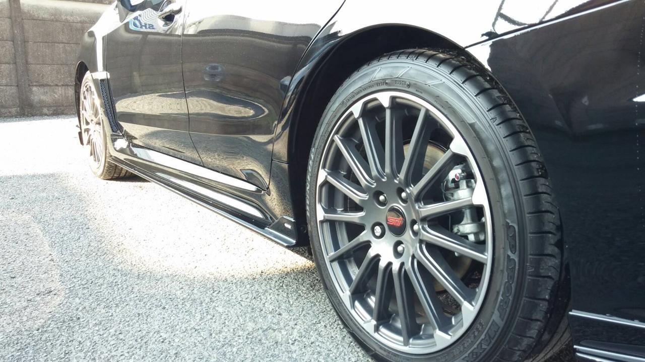 立川市の車の板金塗装修理工場　ガレージローライドのスバル　レヴォーグのSTIエアロパーツ塗装　取付等　です。