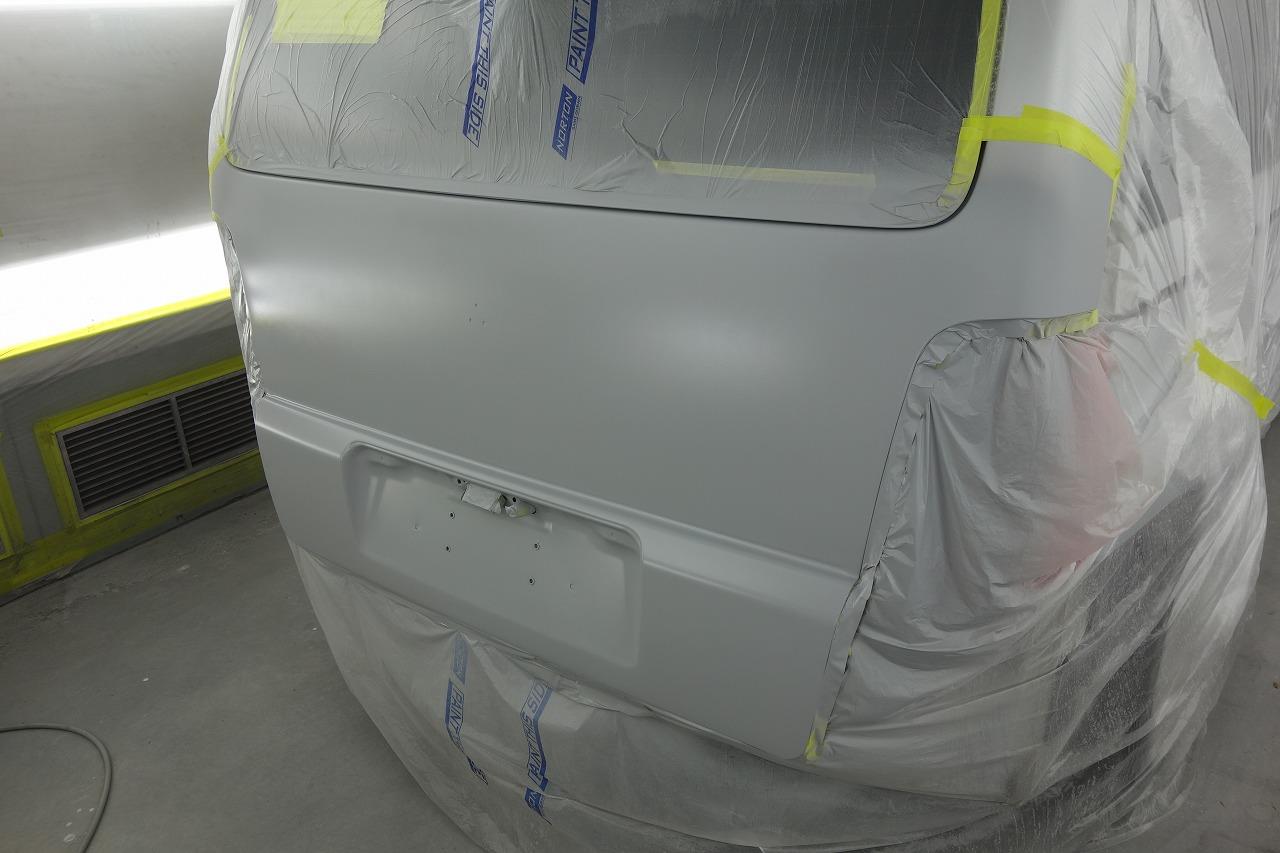 立川市の車の板金塗装修理工場　ガレージローライドのメルセデス・ベンツV230のリヤまわりのキズ　へこみ　の板金　修理　塗装　です。