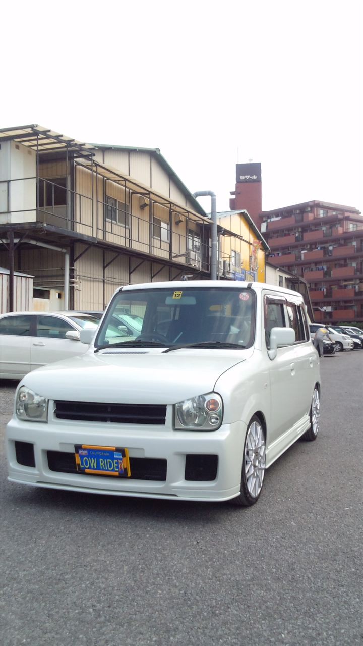 東京都立川市の車の板金塗装修理工場　ガレージローライドのスズキ　ラパン　の　エアロパーツ　フルエアロ　塗装　取り付けです。