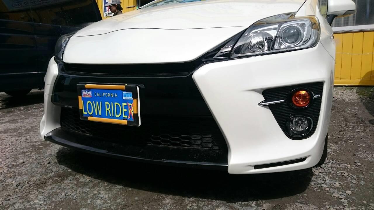 東京都立川市の車の板金塗装修理工場　ガレージローライドのトヨタ　プリウスG'sのエアロパーツ塗装　取付　です。