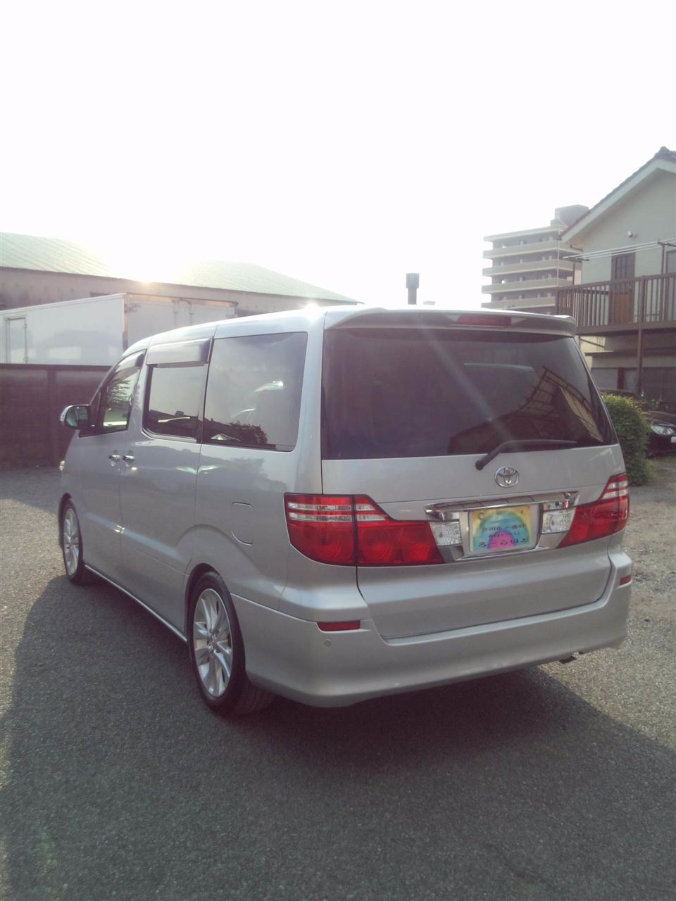 東京都立川市の車の板金塗装修理工場　ガレージローライドのトヨタ　アルファードの前まわりのキズ　へこみ　の板金　修理　塗装　です。