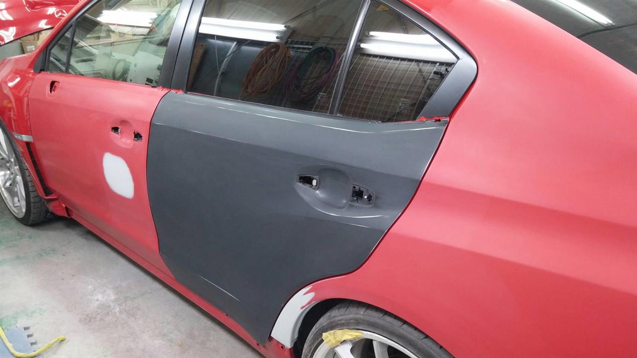 立川市の車の板金塗装修理工場　ガレージローライドのスバル　WRX　S4の左リヤドア　リヤフェンダ等のキズ　へこみ　の板金　修理　塗装　です。