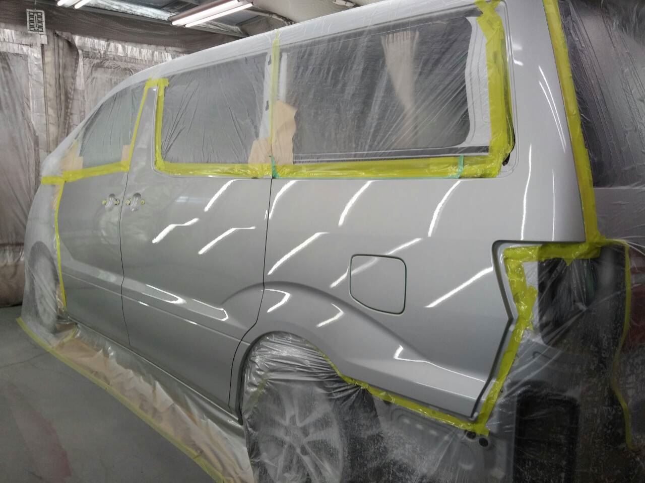 東京都立川市の車の板金塗装修理工場　ガレージローライドのトヨタ　アルファードの左側面のキズ　へこみ　の板金　修理　塗装　です。