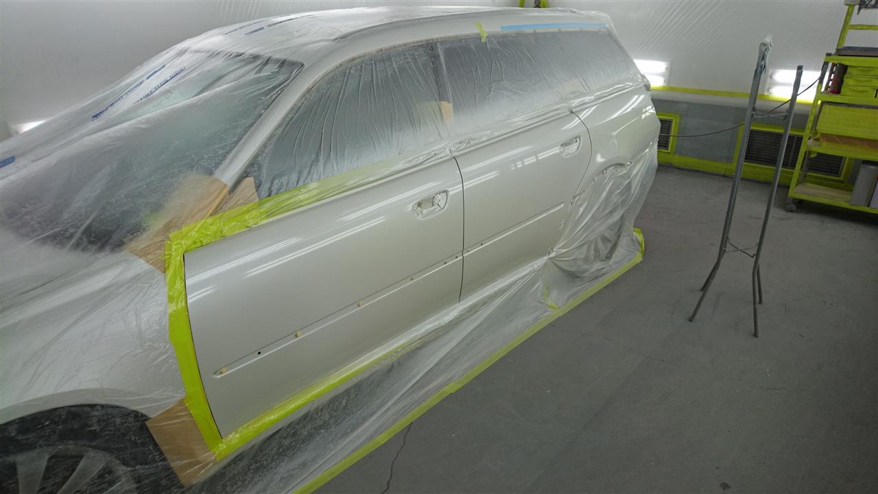 立川市の車の板金塗装修理工場　ガレージローライドのスバル　レガシィの左リヤドアのキズ　へこみ　の板金　修理　塗装　です。