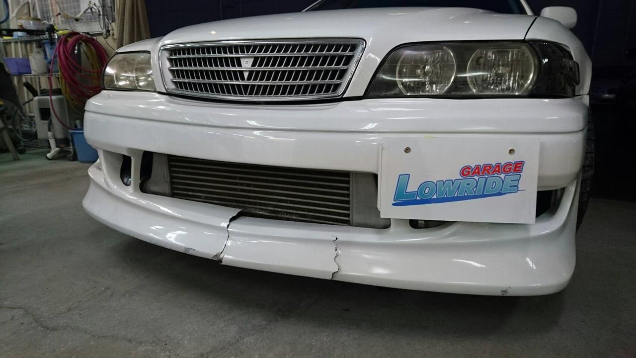 立川市の車の板金塗装修理工場　ガレージローライドのトヨタチェイサーの社外FRP製フロントバンパのキズ　へこみ　の板金　修理　塗装　です。