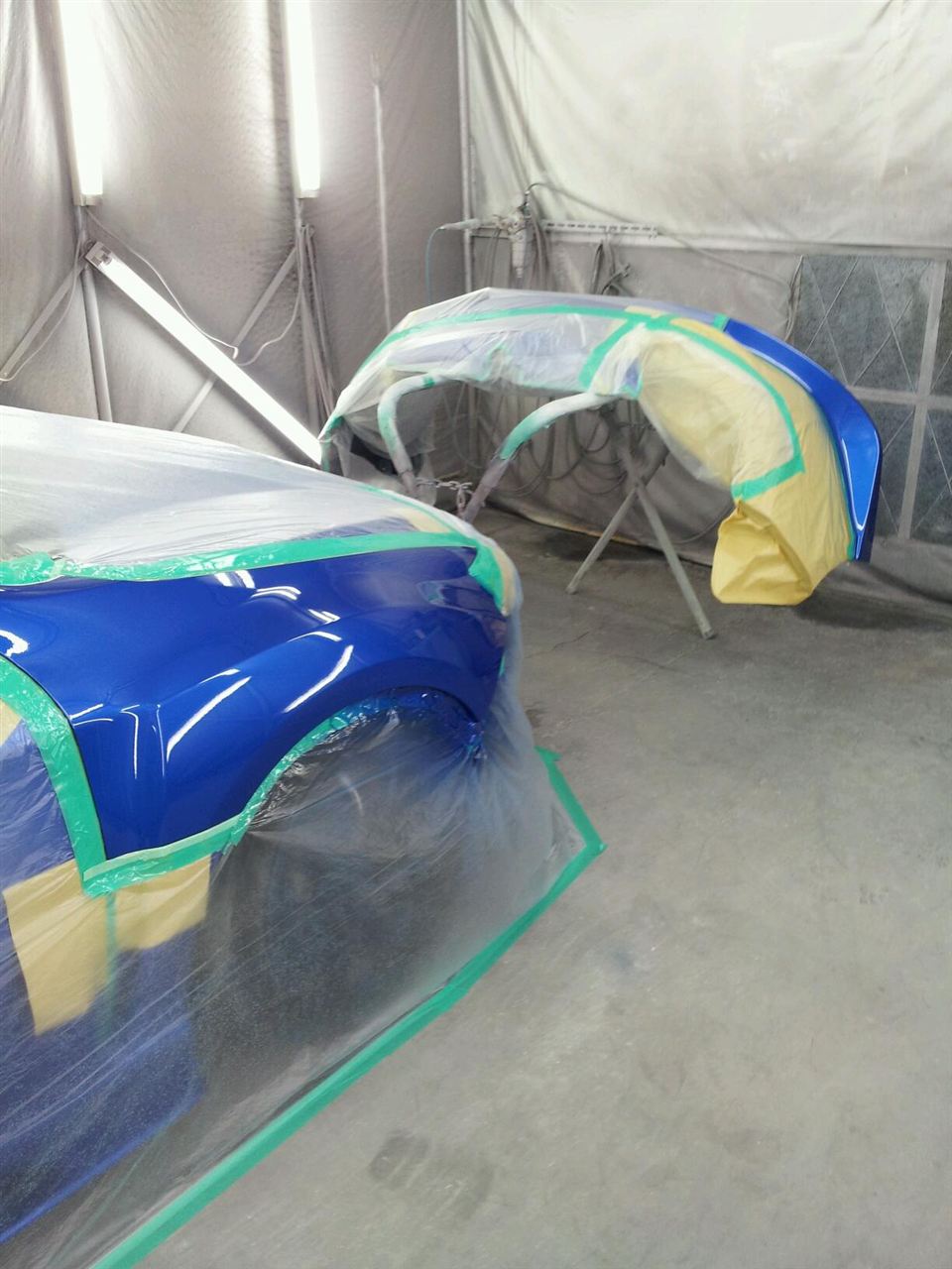 東京都立川市の車の板金塗装修理工場　ガレージローライドのスバル　インプレッサのフロントバンパー　右フロントフェンダーのキズ　へこみ　の板金　修理　塗装　です。