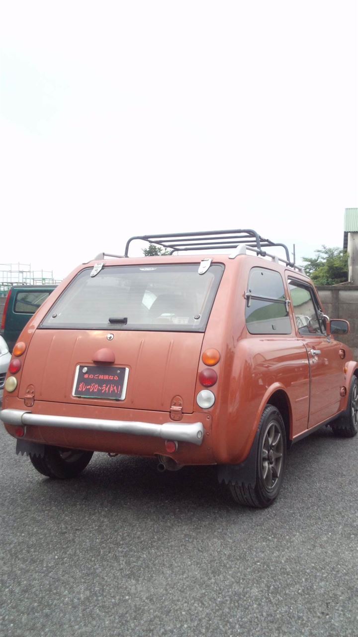 東京都立川市の車の板金塗装修理工場　ガレージローライドの日産　パオの右リヤフェンダーのキズ　へこみ　の板金　修理　塗装　です。