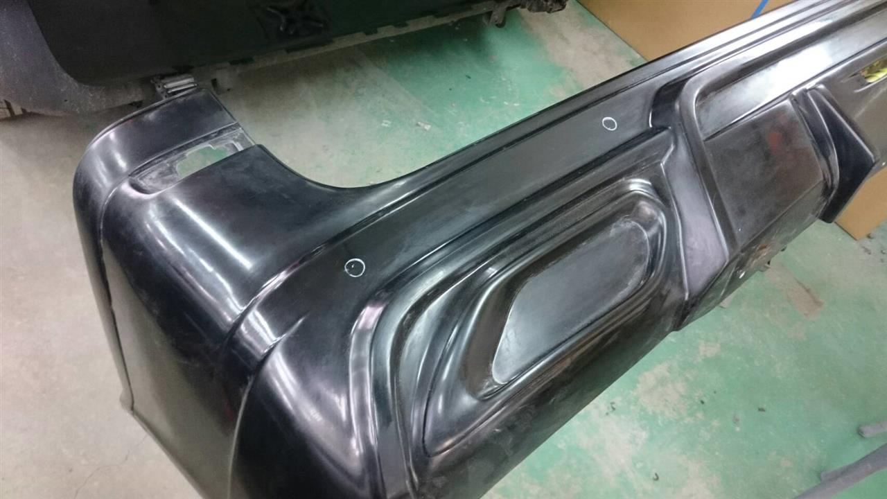 立川市の車の板金塗装修理工場　ガレージローライドのメルセデス・ベンツ　ビアノ　のエアロパーツ塗装　取付　です。