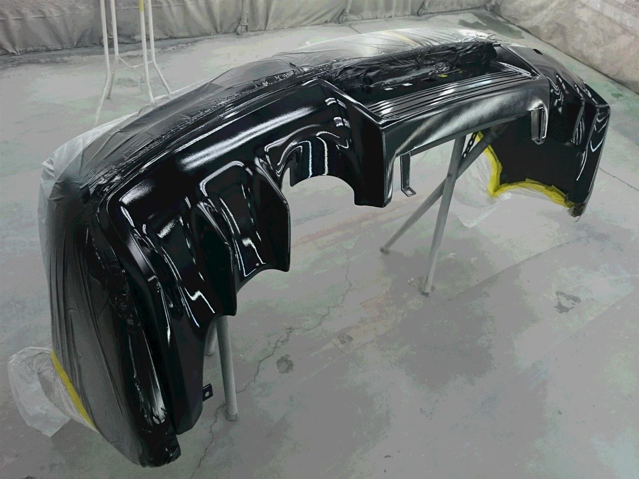 東京都立川市の車の板金塗装修理工場　ガレージローライドの三菱　ギャランのエアロパーツ塗装　取付です。