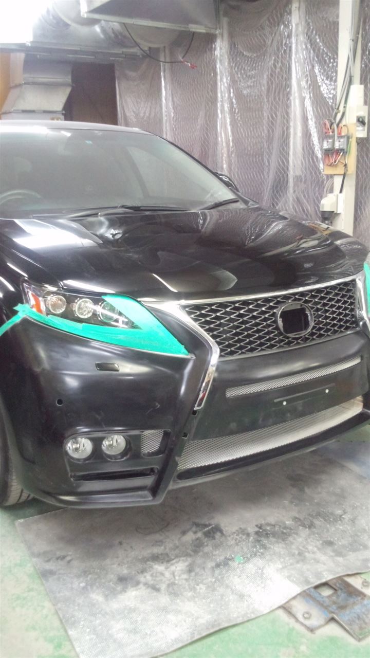 東京都立川市の車の板金塗装修理工場　ガレージローライドのトヨタ　レクサスＲＸ450ｈの社外製フロントバンパー塗装　取り付け　です。