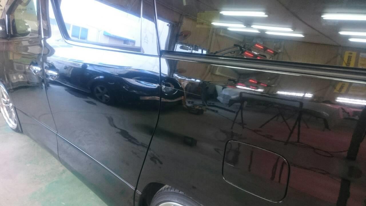 立川市の車の板金塗装修理工場　ガレージローライドのトヨタ　アルファードの左スライドドア・リヤフェンダのキズ　へこみ　の板金　修理　塗装　です。