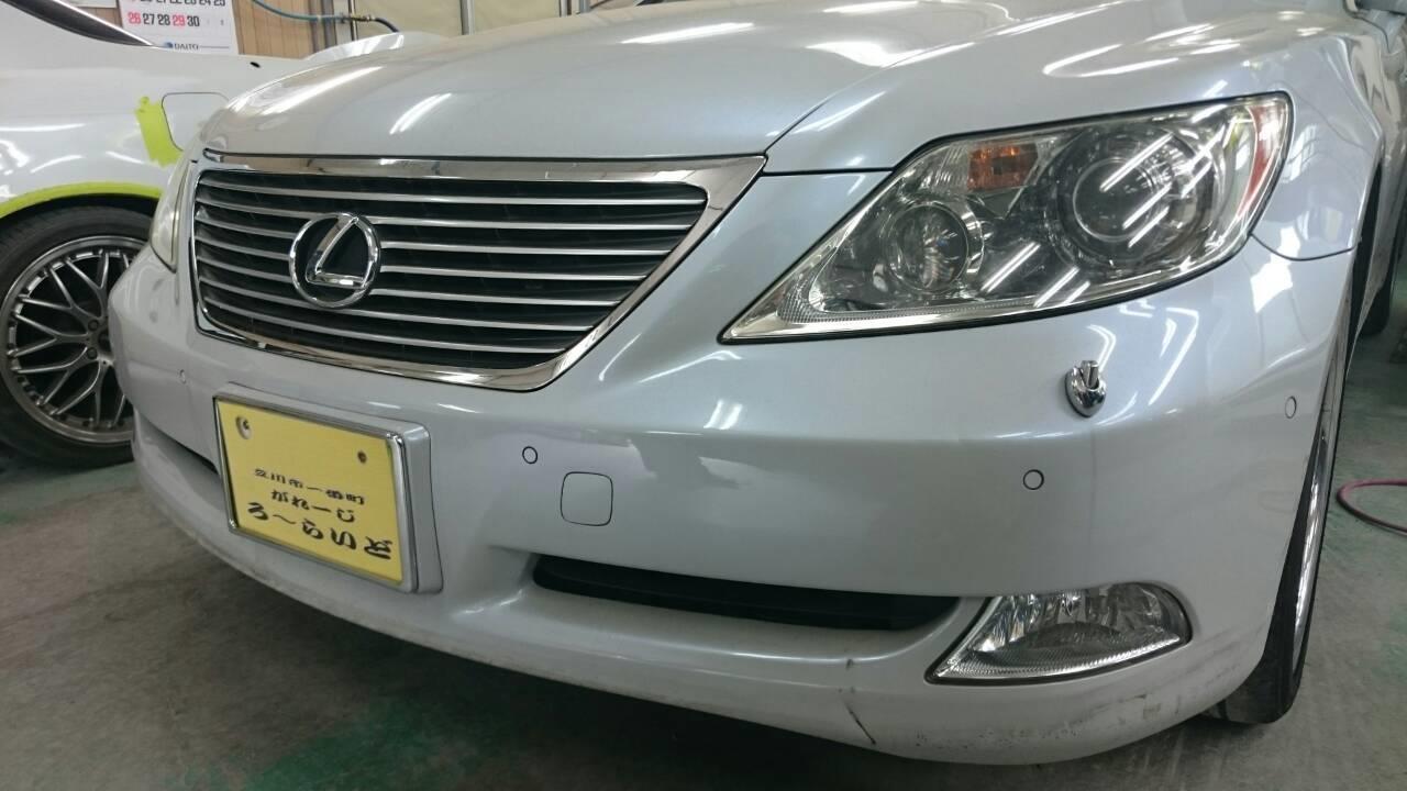 東京都立川市の車の板金塗装修理工場　ガレージローライドのトヨタ　レクサスLSのエアロパーツ塗装　取付　です。