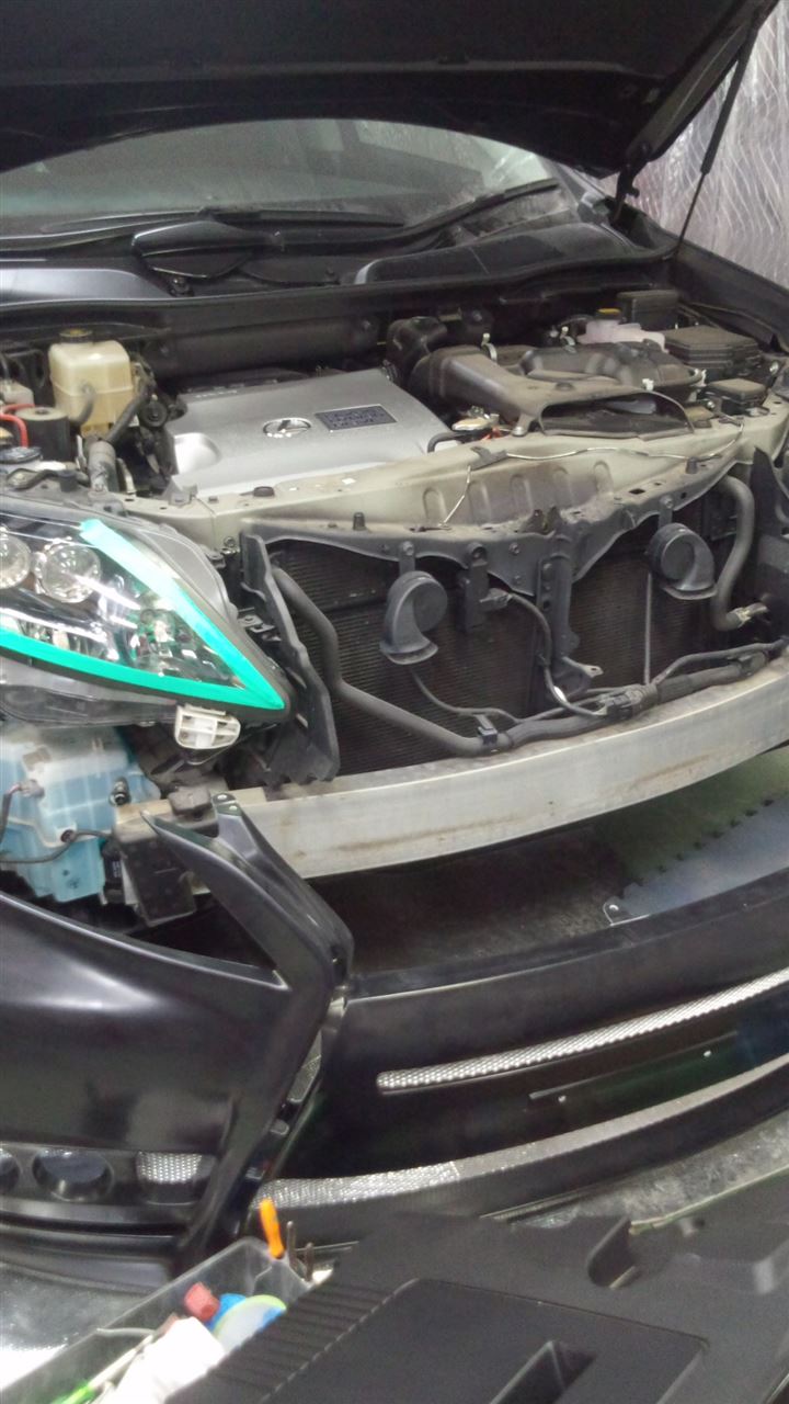 東京都立川市の車の板金塗装修理工場　ガレージローライドのトヨタ　レクサスＲＸ450ｈの社外製フロントバンパー塗装　取り付け　です。