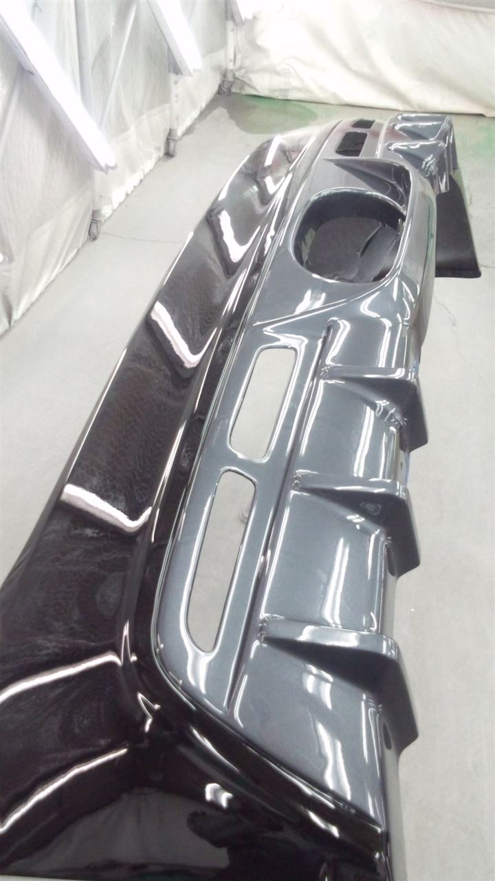 東京都立川市の車の板金塗装修理工場　ガレージローライドのトヨタ　プリウスのリヤバンパー交換　エアロパーツ　塗装　取り付け　です。